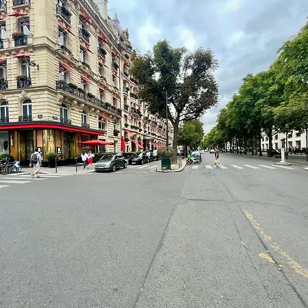 Tour Eiffel Montaigne *