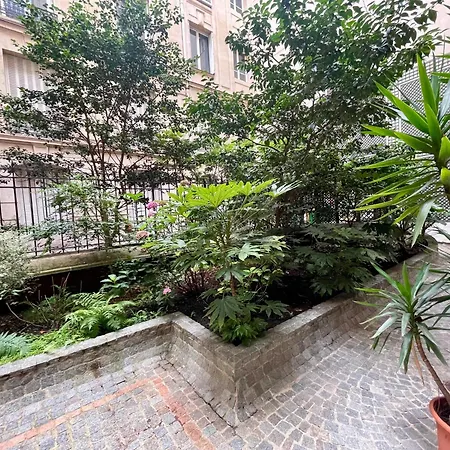 Tour Eiffel Montaigne Apartment