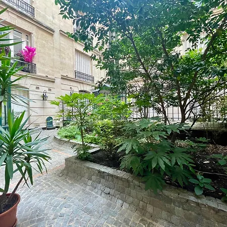 Tour Eiffel Montaigne Appartement *