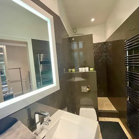 Tour Eiffel Montaigne * Paris