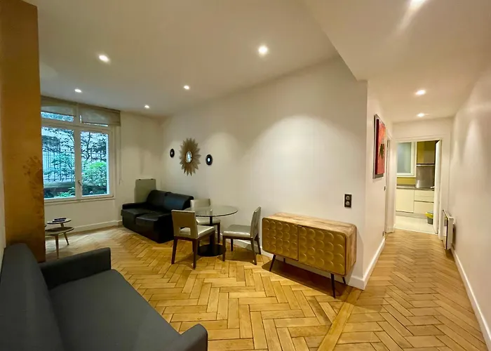 Tour Eiffel Montaigne Apartamento *