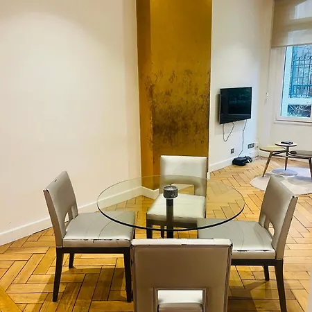 Tour Eiffel Montaigne Appartement *