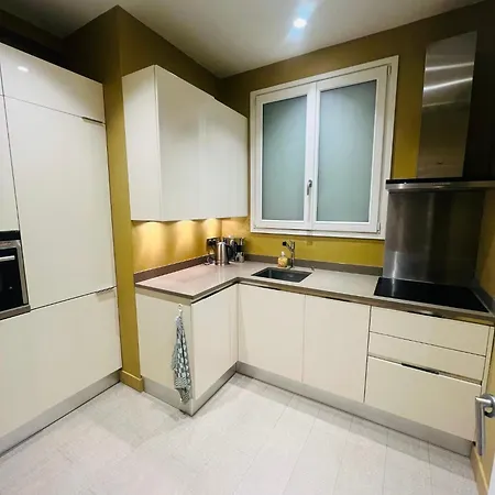 Tour Eiffel Montaigne Appartement *