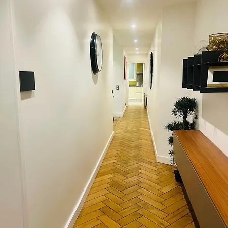 Tour Eiffel Montaigne Appartement *