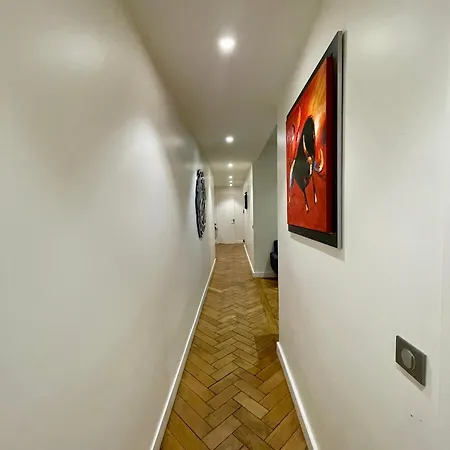 Tour Eiffel Montaigne Apartament *