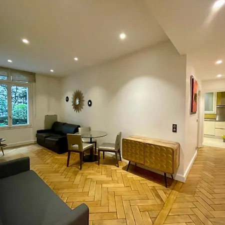 Tour Eiffel Montaigne Apartament *